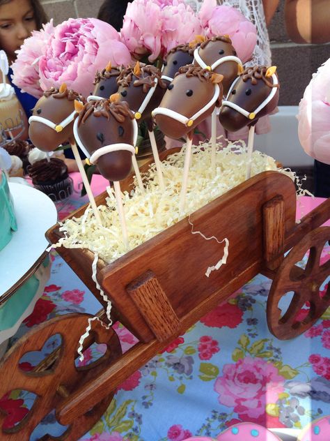 Pony cake pops !! Popular Cake Flavors, Horse Cake Pops, Cowboy Hat Cake, Baby First Cake, Western Birthday Cakes, Baby Cake Pops, Colored Chocolate, Cowboy Themed Birthday Party, Cake Push Pops