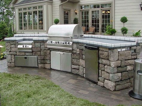 outdoor kitchen Fun Backyard, Outdoor Kitchen Countertops, Outdoor Kitchen Appliances, Outdoor Kitchen Grill, Backyard Entertaining, Ideas Backyard, Built In Grill, Outside Living, Kitchen Pictures