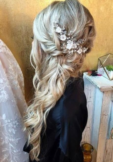 Side Swept Bridal Hair Side Swept Bridal Hair, Bridal Hair Side Swept, Bridesmaid Hair Side, Bridal Hair Half Up, Wedding Hairstyles Indian, Bridal Hair Down, Wedding Hair Side, Wedding Hair Half, Side Swept Hairstyles