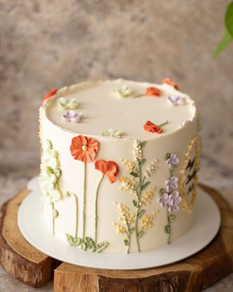 Simply Cakes Birthday, Spring Decorated Cakes Simple, Pale Yellow Cake, Small Floral Wedding Cake, Spring Decorated Cakes, Floral Cake Simple, Wild Flower Cupcakes, Simple Cake Decorating Ideas For Beginners, Beginner Cake Decorating Ideas