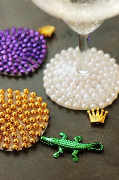 Mardi Gras Diy, Mardi Gras Centerpieces, Mardi Gras Crafts, Mardi Gra, Mardi Gras Wreath, Mardi Gras Carnival, Mardi Gras Decorations, Mardi Gras Beads, Mardi Gras Party