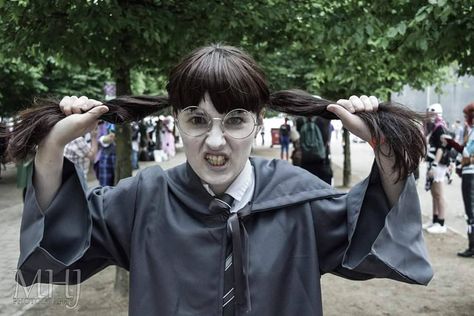 My favourite Moaning Myrtle photo from London comic con in May. #mcmlondon #harrypotter #harrypottercosplay #moaningmyrtle #cosplay… Nyx Cosplay, Moaning Myrtle Costume, Harry Potter Costume Ideas, Harry Potter Dress Up, Ron E Hermione, Harry Potter Costumes, Harry Potter Mermaid, Harry Potter Halloween Costumes, Moaning Myrtle