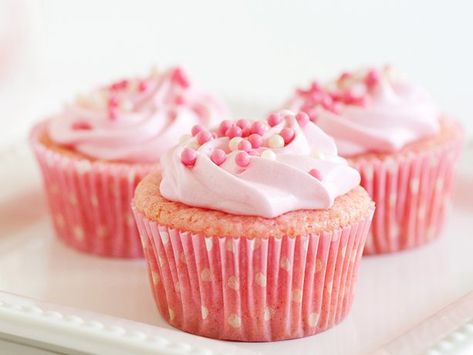 Pink Lemonade Cupcakes Pink Champagne Cupcakes, Cupcake Rosa, Pink Lemonade Cake, Frost Cupcakes, Pink Lemonade Cupcakes, Betty Crocker Cake, Lemonade Cupcakes, Spring Cupcakes, Champagne Cupcakes