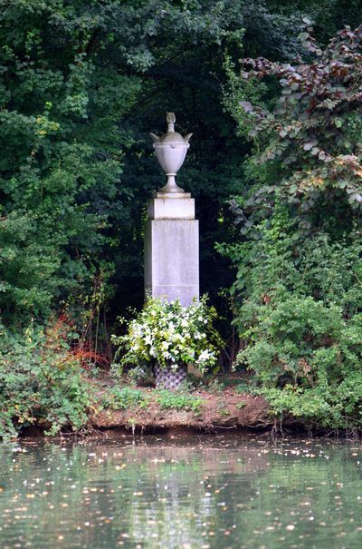 A tribute laid by the Spencer family is seen at Althorp House, Northampton, in memory of Diana, Princess of Wales, on the island where she is buried, 2007 Princess Diana Grave, Althorp Estate, Diana Memorial, Prins William, Spencer Family, Prins Harry, Princess Diana Photos, Princess Diana Family, Famous Graves