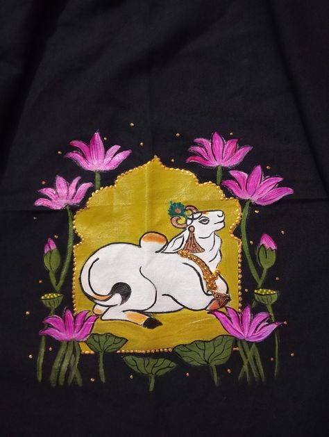 Fabric Penting Design, Pichwai Fabric Painting, Kurta Fabric Painting, Fabric Paint Designs Blouse, Fabric Painting Ideas, Blouse Painting, Painted Blouse, Fabric Colour Painting, Fabric Paint Shirt