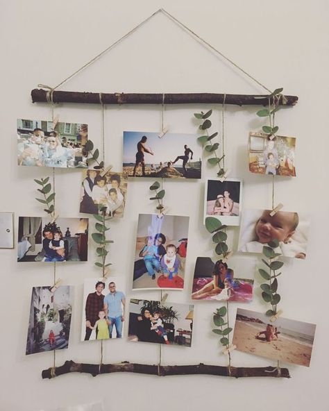 Wood Stick Craft, Diy Picture Hanger Ideas, Hanging Stick Decor, Diy Hanging Photo Display, Stick Hanging Decor, Hanging Pictures On String, Diy Hanging Pictures, Wood Sticks Decor, Wood Branch Decor