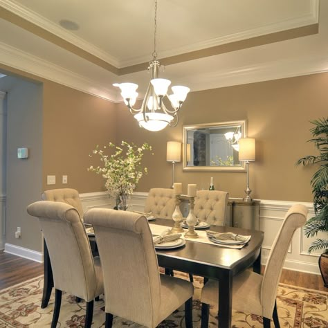 Small Elegant Dinning Room, Dinning Room Ideas Dark Brown Table, Dining Room Chandelier Ideas, Elegant Dining Room Design, Eating Room, Dining Room Decoration, Dining Room Accents, Traditional Dining Rooms, Tier Chandelier