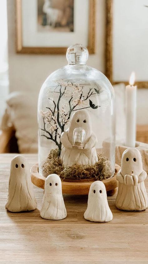 DIY air dry clay ghosts Navy Halloween Decor, Organic Halloween Decor, Cute Ghost Halloween Decor, Boho Halloween Decor Diy, Pretty Halloween Decor, Fall Cloche Ideas, Halloween Cloche Ideas, 2024 Fall Decor Trends, Minimal Halloween Decor