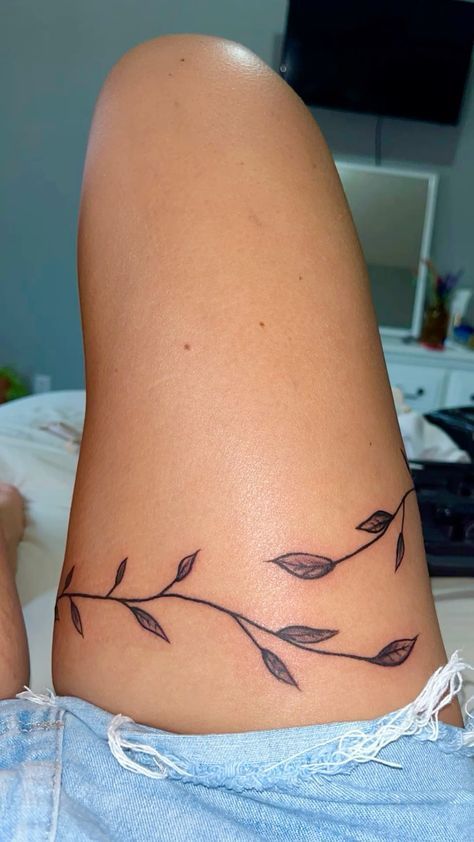 Baddie Knee Tattoo, Tatoo Ideas For Thigh, Garder Thigh Tattoos For Women, Ivy Tattoo Thigh, Cute Vine Tattoos, Vine Garter Tattoo, Vines Around Leg Tattoo, Vine Tattoos On Thigh, Vines Around Knee Tattoo