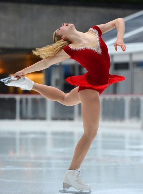 One day Ice Skating Photography, Gracie Gold, Ice Dancing, Figure Skating Outfits, Ice Skating Dresses, Ice Skaters, Figure Skaters, Rockefeller Center, Gold Face