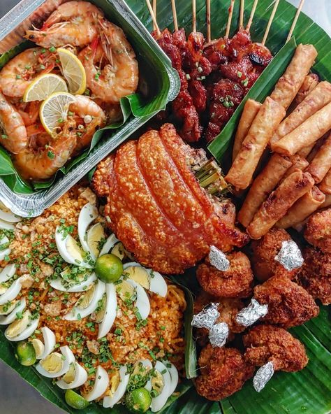 Pinoy Food Filipino Dishes Aesthetic, Filipino Dishes Aesthetic, Palabok Aesthetic, Filipino Catering Ideas, Filipino Food Wedding, Filipino Food Aethstetic, Asian Food Platter, Filipino Birthday Party Food Ideas, Filipino Charcuterie Board