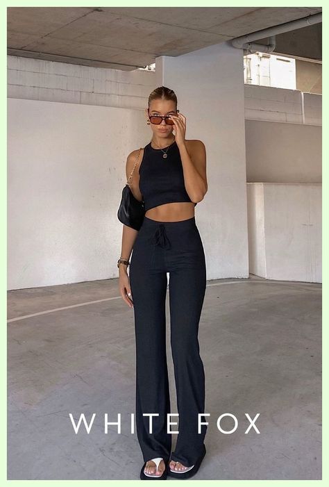 Night Out Outfit Sneakers, Pants Night Out Outfit, Edge Outfits, Black Flare Pants Outfit, Outfit Sneakers, Ribbed Pants, Black Leggings Outfit, Friday Outfit, All Black Fashion