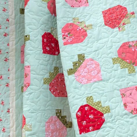 Wild Strawberries Strawberry Quilts, Strawberry Quilt Block, Strawberry Quilt, Strawberry Social, Meadow Cottage, Knit Tutorials, Pretty Quilts, Pink Prints, Border Fabric