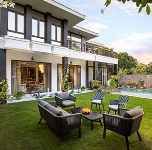 Crafted by architects and designers, these outdoor spaces are culmination of refined modern architecture with ecology and offer relaxtion House Design Exterior, House Arch Design, House Outside Design, Design Exterior, Home Building Design, Luxury Homes Dream Houses, Luxury House Designs, Dream House Exterior, Facade House