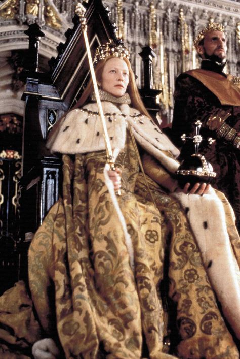 Queen Elizabeth I (Cate Blanchett) 'Elizabeth' 1998. The 'Coronation' costume designed by Alexandra Byrne. Elizabeth Movie, Elizabeth 1998, Coronation Gown, Reine Elizabeth, Theatre Costumes, Period Outfit, Queen Of England, Anne Boleyn, Costume Drama