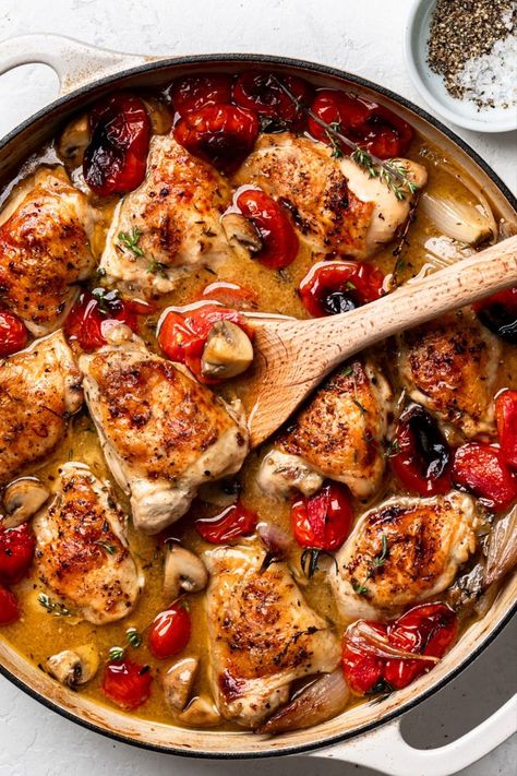 Chicken With Tomatoes, Chicken Thighs Mushrooms, Shallot Recipes, Braised Chicken Thighs, Reheat Chicken, Braised Chicken, Wine Sauce, Mushroom Chicken, Best Chicken Recipes