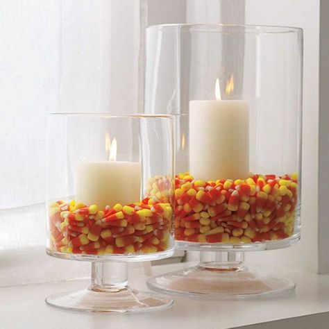 Candy Corn Candles, Porche Halloween, Diy Halloween Dekoration, Candy Corn Decorations, White Pillar Candles, Easy Halloween Decorations, Diy Halloween Decor, Halloween Tattoo, Thanksgiving Diy