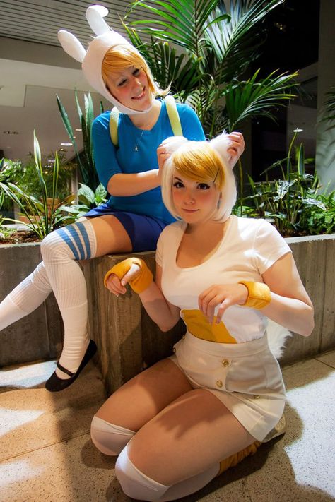 Fiona and Cake the Cat from Adventure Time. Fionna The Human, Adventure Time Costume, Adventure Time Cakes, Cake Costume, Adventure Time Cosplay, Geek Women, Adventure Time Girls, Catwoman Cosplay, Cat Cosplay