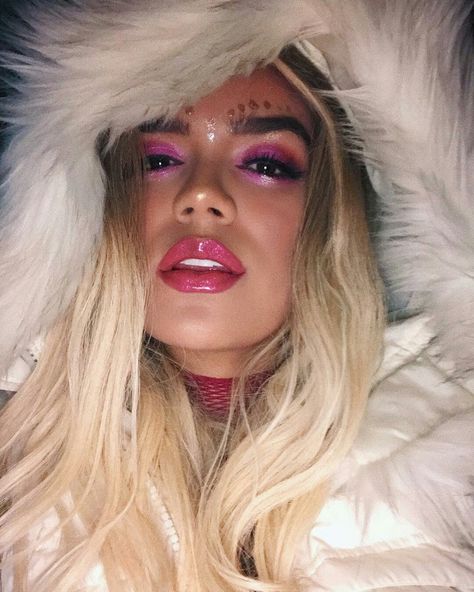 Karol G Karol G Makeup, Cat Halloween Makeup, Pin Up Makeup, Celebrity Makeup Looks, Pastel Pink Hair, Jane The Virgin, Captions For Instagram, Celebrity Makeup, Woman Crush