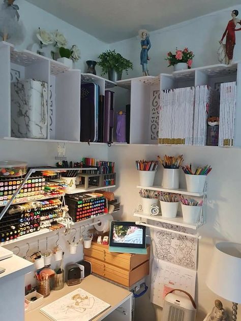 Small Workspace At Home, Art Room Bedroom Ideas, Desk Set Up Artist, Art Studio Storage Bohemian, Art Supply Organization Aesthetic, Small Art Desk Setup, Artist Desk Organization, Artist Desk Ideas, Artist Desk Workspaces