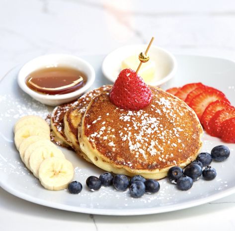 Pancake Presentation Ideas, Pancake Plating Ideas, Plating Breakfast Presentation, European Romance, Breakfast Presentation, Plating Ideas, Coffee Photo, Pancakes Breakfast, Dessert Presentation