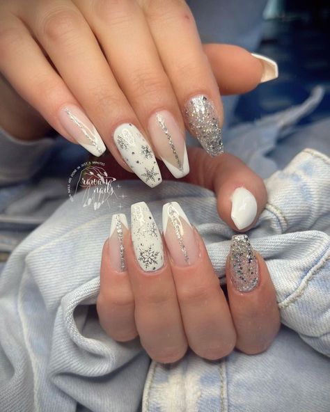 2. Wintry Wonderland with Sparkling Silver and White Silver Christmas Nails, Light Gray Nails, Christmas Nails Short, Cute Cat Tattoo, Silver Nail Designs, Silver Glitter Nails, Silver Nail, Christmas Vibe, Chic Holiday