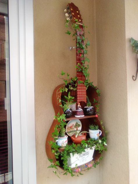 Guitar Projects, Cello Art, Guitar Shelf, Guitar Crafts, Guitar Diy, Guitar Tutorial, Unusual Things, Apartment Balcony Decorating, House Plants Decor