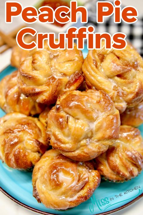 Peach Pie Cruffins are a quick and easy breakfast treat made with crescent dough and peach pie filling. Flaky layers with gooey peach pie filling for a delicious croissant muffin made in minutes. Peach Mini Muffins, Mini Cruffins, Peach Breakfast Recipes, Peach Pastries, Croissant Muffin, Start Jogging, Peach Appetizer, Cruffin Recipe, Easy Breakfast Treats