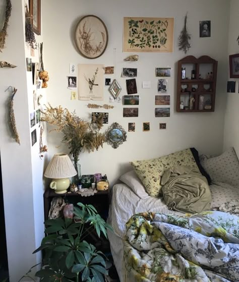 Gay Room Aesthetic, Aesthetic Boho Room, Room Aesthetic Vintage, Room Ideas Simple, Gay Room, Boho Room Ideas, Aesthetic Cottage, Aesthetic Boho, Redecorate Bedroom