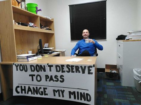 ‘You Don’t Deserve To Pass. Change My Mind.’ Teacher’s hilarious attempt to reason with failing student – Love What Matters Class Memes, College Professor, Change My Mind, Teacher Memes, Funny Messages, Teacher Humor, Best Teacher, Bones Funny, Bored Panda