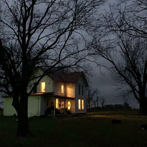 Small Town Mystery, House Of Leaves, Midwest Emo, Southern Gothic, Old Farm Houses, Old Farmhouse, Cinematic Photography, Old Farm, Life Is Strange