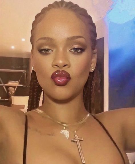 Looks Rihanna, Rihanna Love, Maquillage On Fleek, Rihanna Hairstyles, Rihanna Outfits, Rihanna Riri, The Dragon Prince, Rihanna Style, Girls Hairstyles Braids