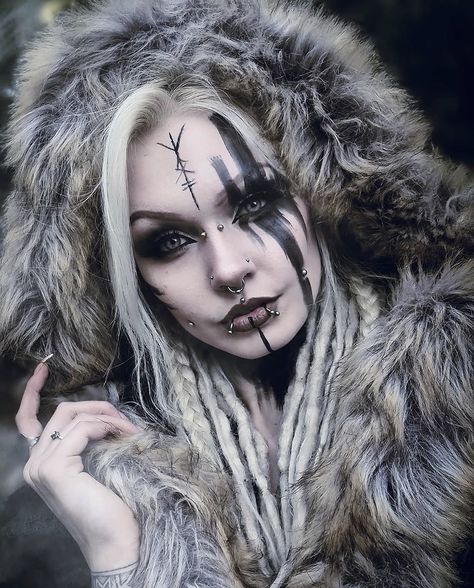 Pagan Makeup, Warrior Makeup, Viking Halloween Costume, Viking Makeup, Vikings Halloween, Viking Warrior Woman, Viking Aesthetic, Halloweenský Makeup, Viking Cosplay