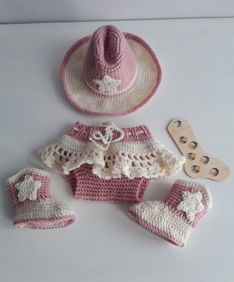 Crochet Cowgirl Hat, Crochet Baby Accessories, Newborn Crochet Outfits, Cowgirl Crochet, Crochet Cowgirl, Cute Baby Things, Crochet For Babies, Farmer Baby, Newborn Baby Items