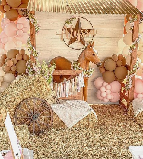 Horses Birthday Party Ideas, Horse Birthday Party Decorations, Cowgirl Birthday Party Ideas, Horse Theme Birthday Party, Country Birthday Party, Horse Themed Party, Rodeo Party, Horse Birthday Parties, Country Birthday