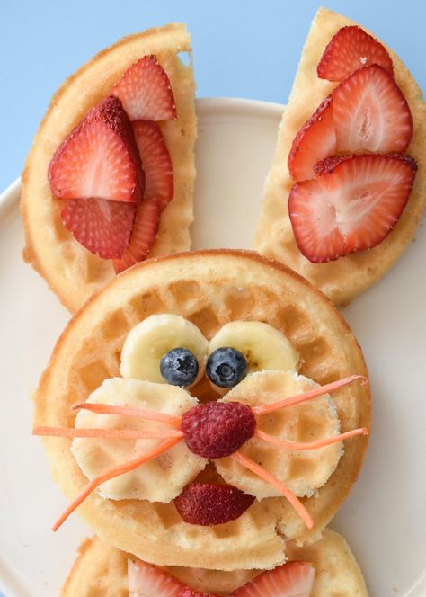 Make Easter Bunnies out of frozen waffles for an easy, healthy, and fun springtime treat! Spring Breakfast, Healthy Easter, Easter Breakfast, Decorações Com Comidas, Easter Brunch Food, Breakfast Waffles, Holiday Breakfast, A Bunny, Easter Brunch