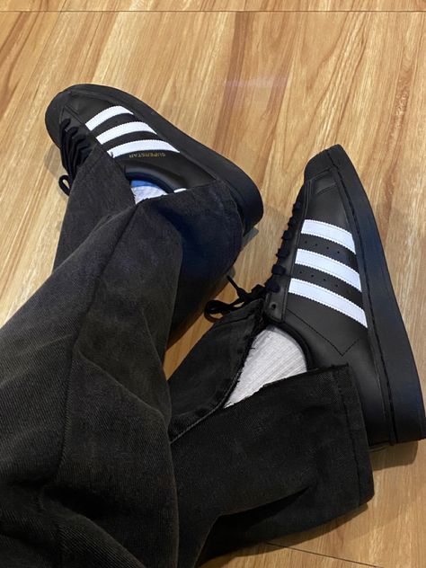 Adidas Superstar Black, Black Superstar, Fits Inspiration, Urban Sneakers, Samba Shoes, Adidas Superstars, Adidas Shoes Superstar, Dr Shoes, Superstars Shoes