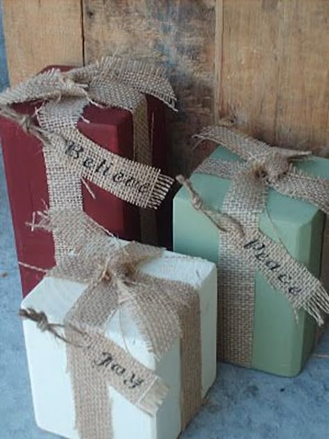 wood blocks tied with burlap - Easiest DIY rustic holiday decor ever! 4x4 Wood Crafts, Christmas Decoration Outdoor, Outdoor Christmas Decor, Rustic Holiday Decor, Burlap Christmas, 12 December, Rustic Holiday, Christmas Decorations Rustic, Christmas Porch