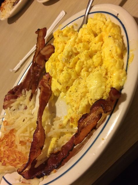 iHop; bacon, scrambled eggs, and hash brown. Foods Images, Healthy Family Meal, Drinks Soda, Family Meal Ideas, Alex Hogh Andersen, Plate Presentation, Cook With Me, Aesthetic Foods, Bacon Breakfast