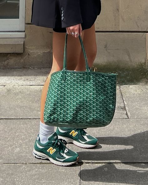 summer greens 🥬 blazer @warehouseuk @nastygal trainers @newbalance @asos #newbalancetrainers #newbalanceshoes #womenstreetwear #badestoutfits #simplefits #cleanstyle #minimalarchive #classyvision #scandimuses #snobshots #streetweardaily Green New Balance Outfit, Green New Balance, New Balance Trainers, New Balance Outfit, New Balance 2002r, Green Purse, Simple Fits, Green Blazer, New Balance Shoes