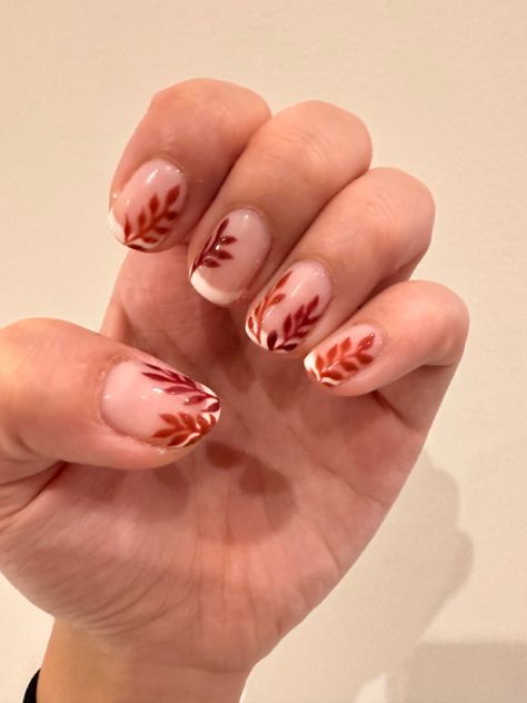 Fall Nail Ideas With Leaves, White Tip Fall Nails, French Nails With Leaves, Leaves Nails Fall, Leaf Nail Art Fall, Short Thanksgiving Nail Designs, White Nails Fall Design, Rust Nails Design Wedding, Autumn French Manicure