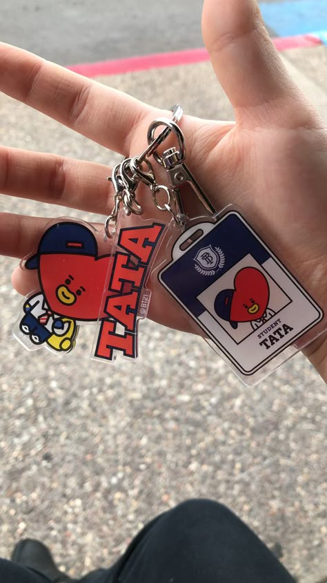 Tata Keychain, Merchandise Kpop, Bts Bag, Army Accessories, Pop Jewelry, Diy Crafts Love, Korean Accessories, Clay Keychain, Photo Keyrings