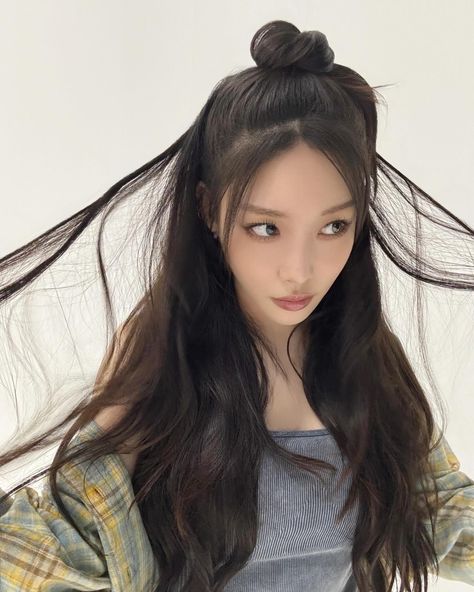 CHUNG HA (@chungha.art) • Instagram photos and videos Chung Ha, Kim Chungha, Who Dat, Be Yourself, Instagram Update, Korean Singer, Amazing Stories, Kpop Girls, Persona