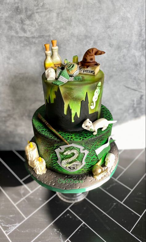 Harry Potter Cake Hp Cake Ideas, Harry Potter Birthday Party Ideas Slytherin, Slytherin Snacks, Draco Malfoy Cake, Slytherin Cake Ideas, Slytherin Birthday Party, Slytherin Birthday Cake, Draco Ferret, Draco Malfoy Birthday