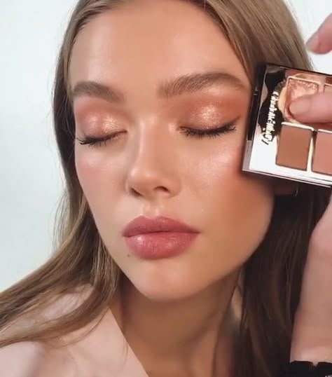 Champagne glow - summer makeup Makeup Bibir, Peach Eye Makeup, Natural Pink Lips, Summer Eyeshadow, Halloween Make-up Looks, Wedding Hairstyles And Makeup, Everyday Eye Makeup, Makeup Tip, Dramatic Eye Makeup