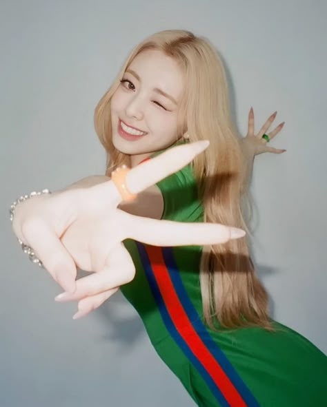 Shin Yuna Icons, Top 5 Songs, Yuna Icons, U Go Girl, Yun Yun, Crop Photo, Itzy Yuna, Yuna Itzy, Pic Pose