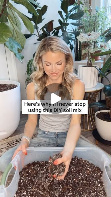 Dana Carpenter | Houseplant care on Instagram: "Let’s make a fresh batch of my diy soil mix!

Your houseplants will thank you!!! This chunky mix is so easy to make and works for almost every one of my plants. (Succulents and cacti are the exception!)

👉Why not just use bagged potting mix? 

Adding perlite and orchid bark add more texture and prevent the soil from becoming compacted. Water is able to freely penetrate the soil to get to the plant’s roots and then drain excess out the bottom of the pot. This well draining soil helps you avoid your plants roots sitting in water that eventually leads to root rot. 

Recipe is:
-2/3 organic potting mix
-1/3 perlite 
-1/3 orchid bark

But you could also do equal amounts of these 3 ingredients! Usually just depends on what I have on-hand! 

Using Best Potting Soil For Indoor Plants, Potting Soil Mix Recipe, Sitting In Water, Houseplant Care, Orchid Bark, Root Rot, Plants Succulents, House Plant Care, Plant Roots