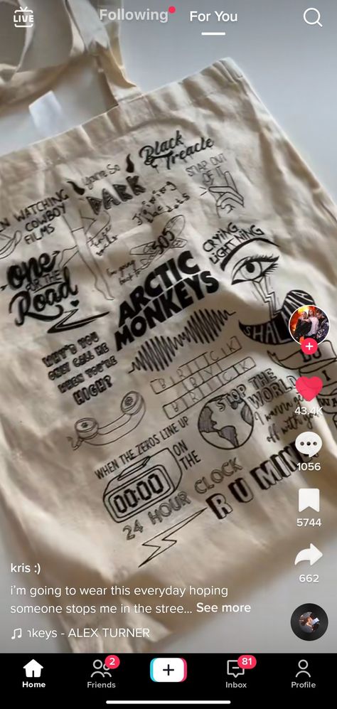 Arctic Monkeys Merch Aesthetic, Arctic Monkeys Gift Ideas, Tod Bag Aesthetic, Arctic Monkeys Clothes, Arctic Monkeys Diy, Arctic Monkeys Outfit Ideas, Arctic Monkeys Painting, Arctic Monkeys Room, Arctic Monkeys Aesthetic Outfit