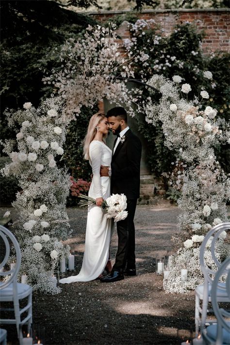 It’s widely considered that baby’s breath is only for fillers for roses to make the bouquet look larger. However, it’s not the case nowadays. Since the baby’s breath flower is inexpensive and long-lasting, they always help create an atmosphere of romance and elegance, it’s getting increasingly popular among weddings. Monochromatic Wedding, Gypsophila Wedding, Wedding Decorating, White Wedding Theme, All White Wedding, Wedding Aisle, Wedding Mood, Wedding Deco, Wedding Arch