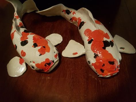 Clay Koi Fish Tutorial, Clay Koi Fish, Crafts Anime, Paper Fish, Swag Pics, Pottery Inspo, Craft Things, Cardboard Sculpture, Koi Carp